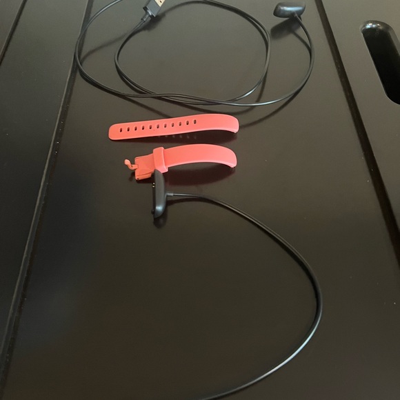 Fitbit charger band, X1 long length charger and X1 short length charger. - Picture 5 of 5